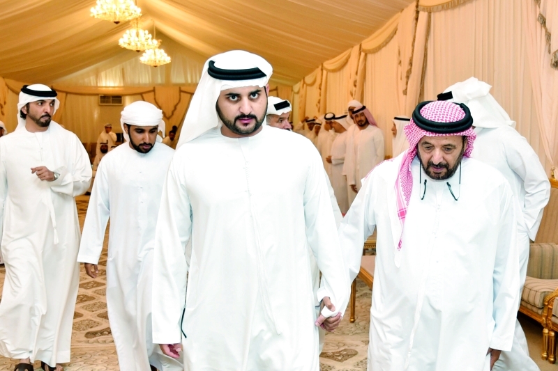 "مكتوم بن محمد لدى وصوله خيمة العزاء"