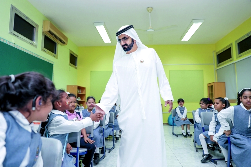 "■ محمد بن راشد مصافحاً زهرات الوطن لدى زيارته مدرسة جميرا | تصوير: خليفة اليوسف"