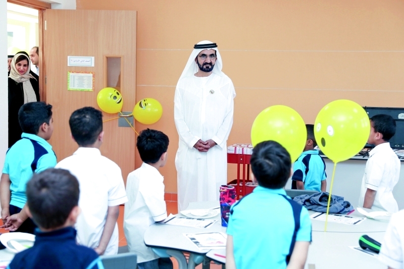 "■ محمد بن راشد خلال جولته في مدرسة آل مكتوم الابتدائية بحضور جميلة المهيري"