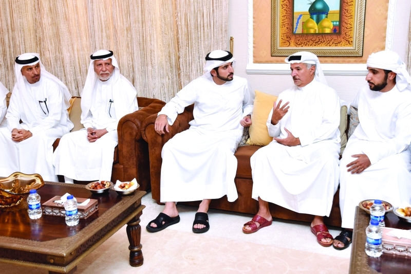 "■ حمدان بن محمد في حديث مع سعيد حارب خلال العزاء | تصوير: سيف محمد"