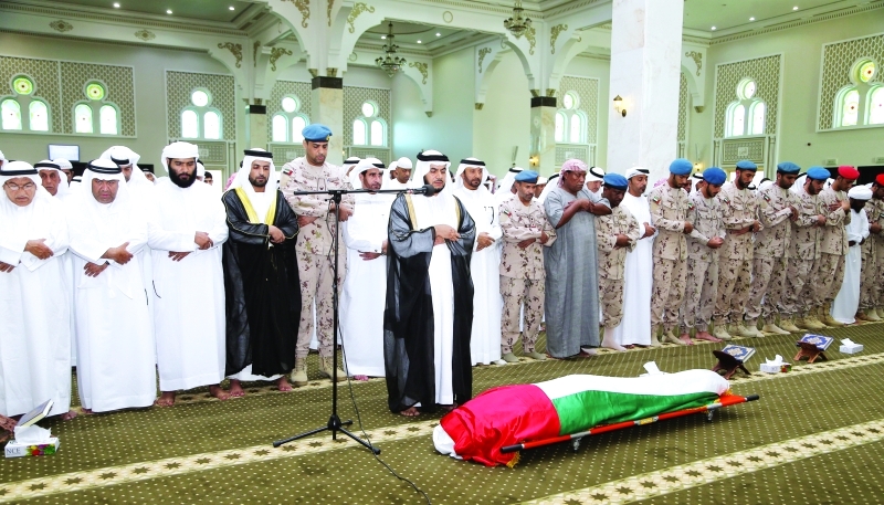 "■ خلال أداء صلاة الجنازة على جثمان الشهيد ناصر المزروعي | تصوير زيشان أحمد"