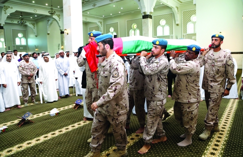 "■ رفقاء السلاح يشيعون الشهيد إلى مثواه الأخير"