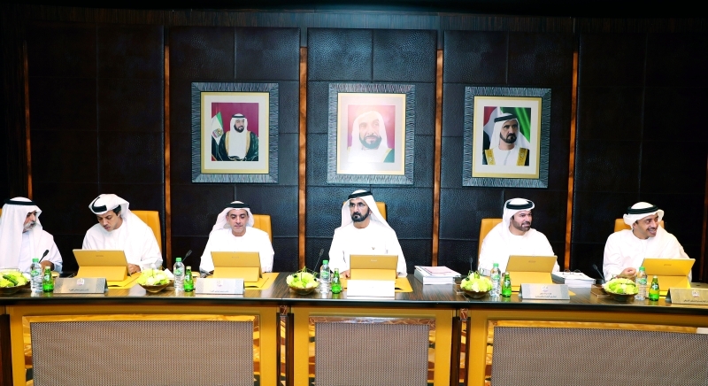 "محمد بن راشد مترئساً اجتماع مجلس الوزراء بحضور سيف ومنصور وعبد الله بن زايد ونهيان بن مبارك ومحمد القرقاوي | تصوير: خليفة اليوسف"