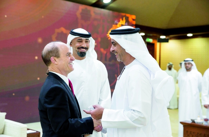 "■ سيف بن زايد مرحباً بالمحاضر رون كاوفمان"