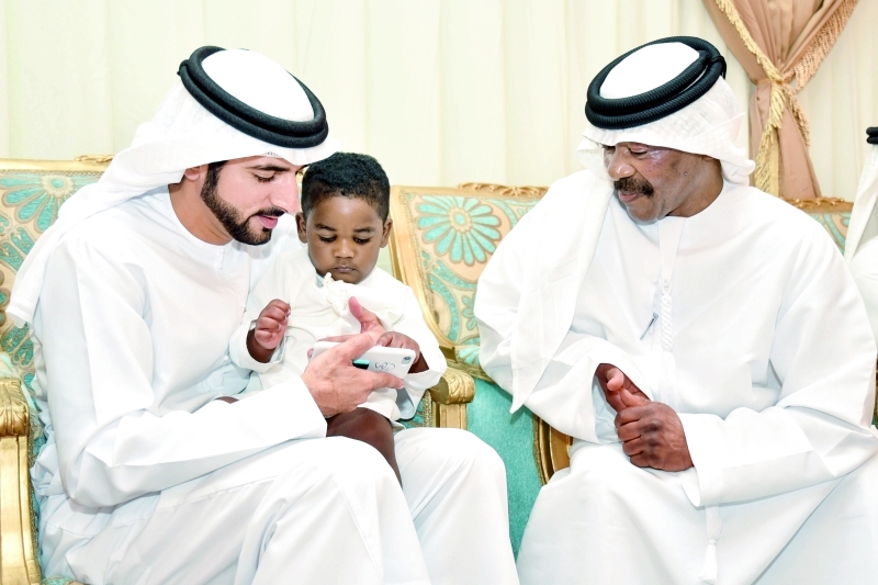 "ولي عهد دبي خلال عزائه أسرة الشهيد ناصر المزروعي"