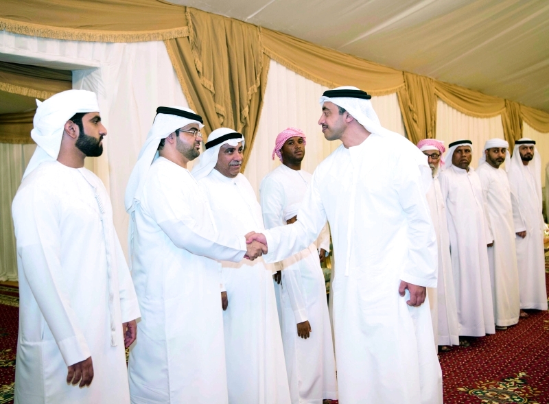 "عبدالله بن زايد مواسياً ذوي الشهيد"