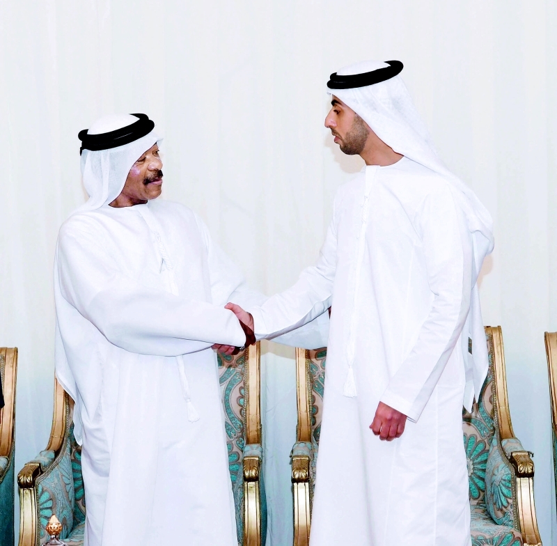 "خالد بن زايد معزياً ذوي الشهيد"