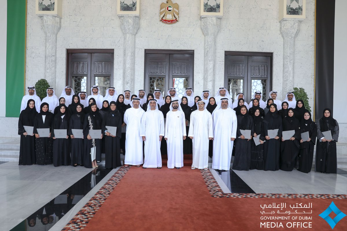 "محمد بن راشد في صورة جماعية مع الخريجين"
