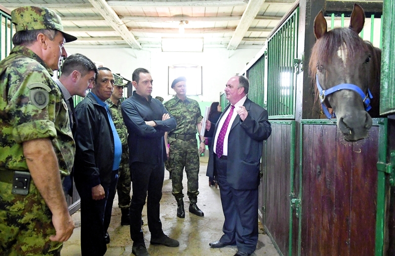"سفير الدولة ووزير دفاع صربيا خلال الزيارة | وام"