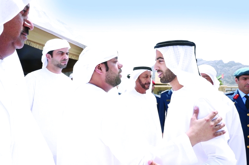 "محمد بن سعود يقدم واجب العزاء إلى أسرة شهيد الوطن سلطان النقبي | وام"