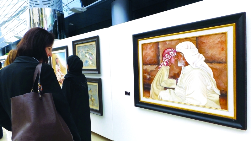 "■ أكاديميات يتمعنّ تفاصيل عمل لحصة بنت خليفة | البيان"