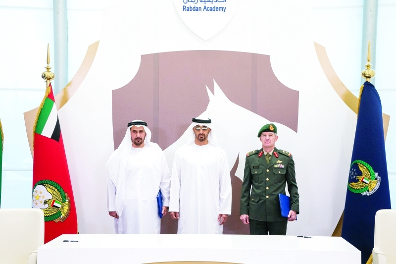"■ سموه متوسطاً مطر الظاهري ومايك هندمارش بعد توقيع المذكرة بين «الدفاع» والأكاديمية"