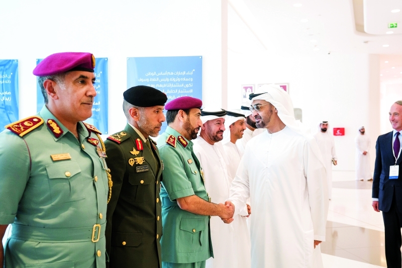 "■ محمد بن زايد مصافحاً أحمد بن طحنون وسيف الشعفار ومحمد الرميثي"