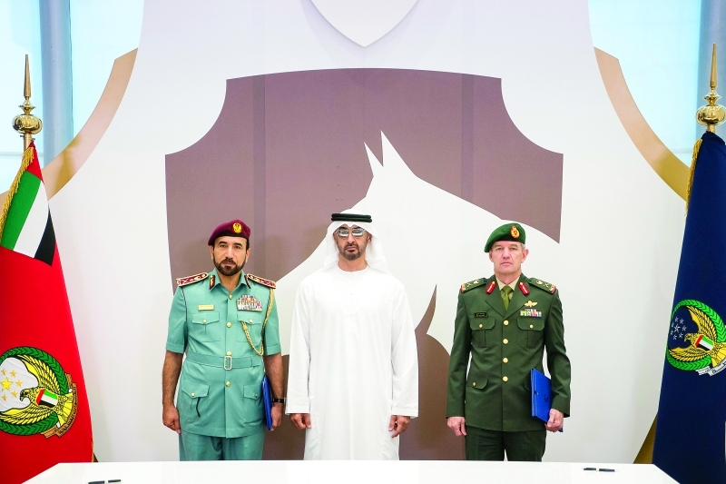 "■سموه متوسطاً سيف الشعفار ومايك هندمارش عقب توقيع مذكرة التفاهم بين «الداخلية» والأكاديمية"