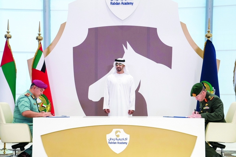 "■ محمد بن زايد يشهد توقيع مكتوم الشريفي ومايك هندمارش مذكرة تفاهم شرطة أبوظبي والأكاديمية"