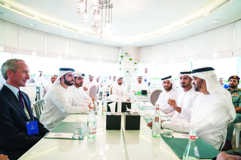 "■ محمد بن زايد متحدثاً إلى طلبة الأكاديمية خلال الجولة"