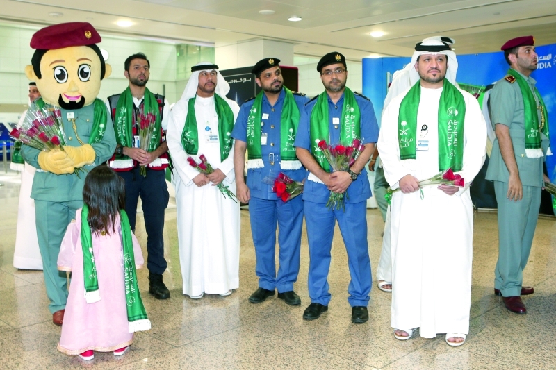 "خلال استقبال المسافرين السعوديين القادمين إلى دبي | تصوير: عماد علاءالدين"