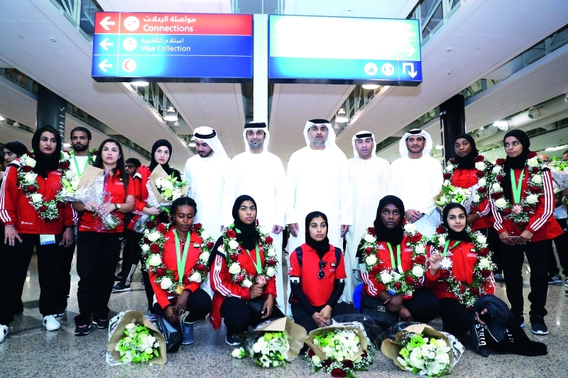 "الورود تزين أعناق لاعبات منتخب الجوجيتسو والعداءة علياء سعيد | البيان"