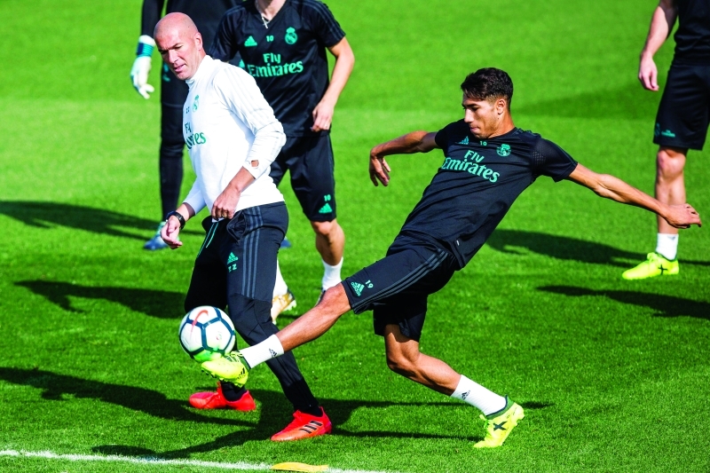 "زيدان مع لاعبي ريال مدريد خلال التدريبات | إي بي إيه"