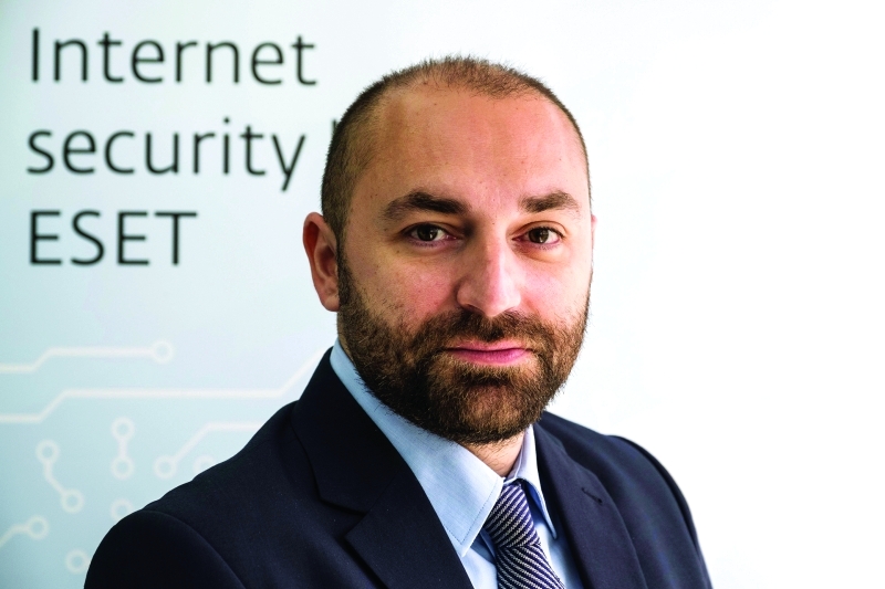 "■ ديمتريس رايكوس"