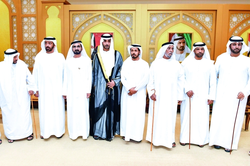 "Ⅶ محمد بن راشد في صورة جماعية مع العريس وعدد من الحضور | تصوير: سيف محمد"