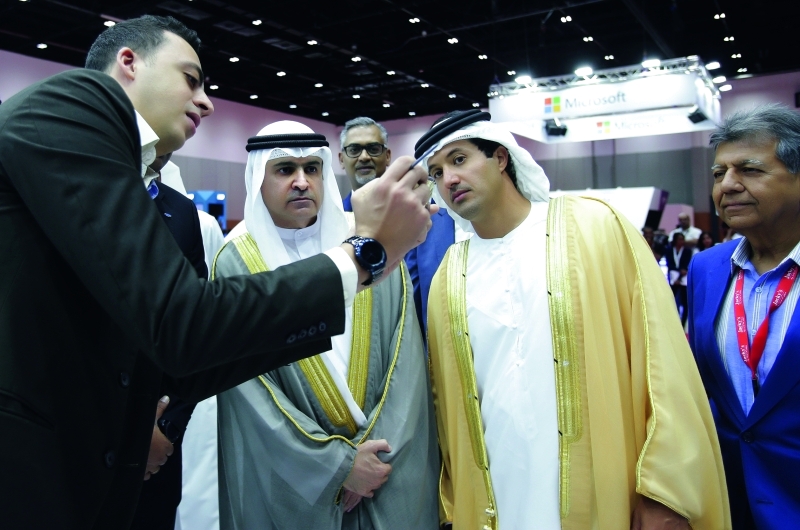 "سامي القمزي خلال افتتاح المعرض أمس بحضور هلال المري | تصوير: زافيير ويلسون"