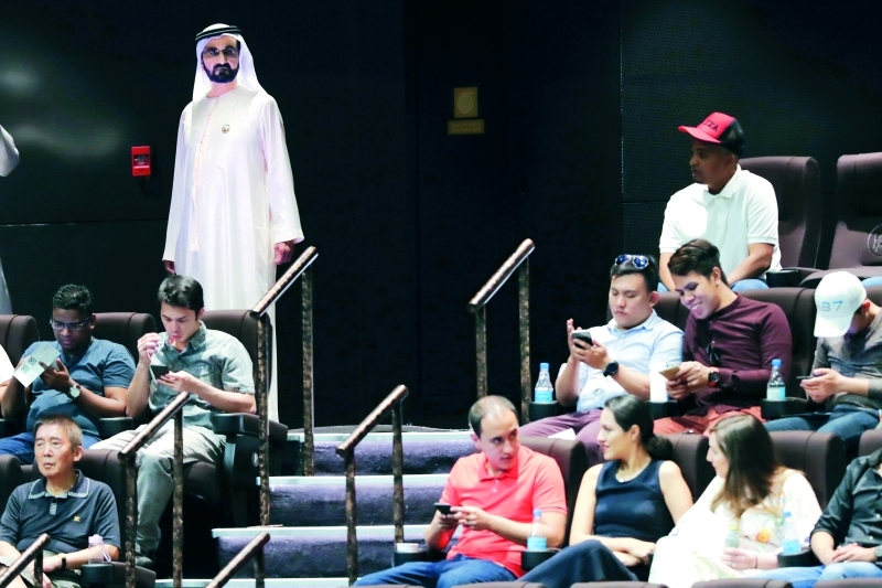 "محمد بن راشد خلال متابعته فعاليات العرض"