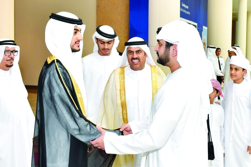 "سموه مصافحاً العريس"