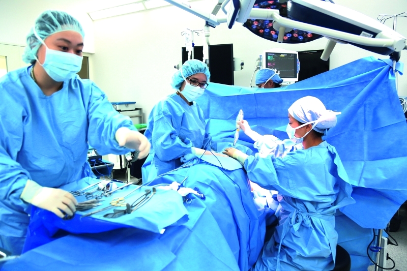 "■  عمليات دقيقة ومراكز طبية متطورة في الدولة  |   أرشيفية"