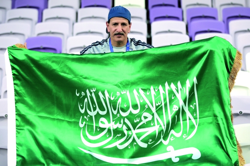 "■ علم المملكة الغالي في قلب استاد هزاع | البيان"