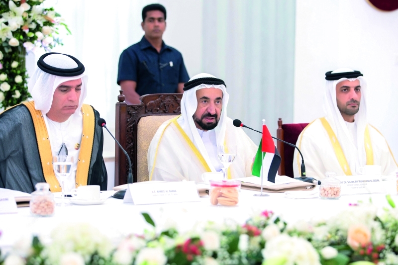 "■ سموه متحدثاً خلال الجلسة التفاعلية بحضور سلطان بن أحمد القاسمي"