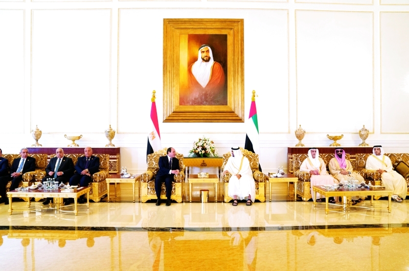 "■ محمد بن زايد والسيسي خلال جلسة المباحثات بحضور سيف وطحنون ومنصور بن زايد وسامح شكري"