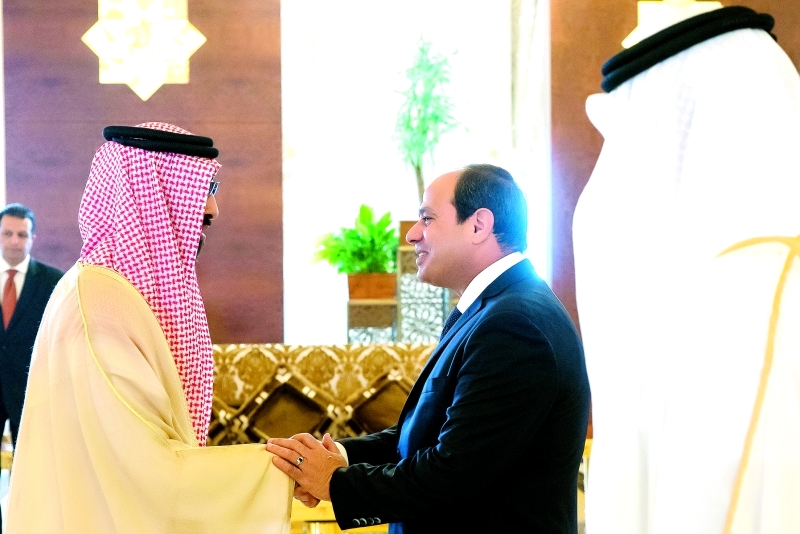"■الرئيس المصري مصافحاً طحنون بن زايد"