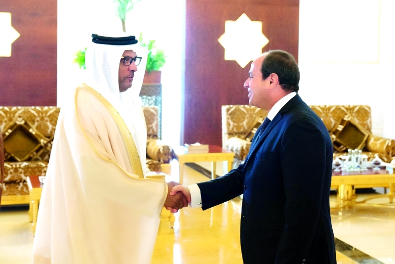 "■ .. ومصافحاً جمعة الجنيبي"