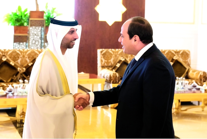 "■ الرئيس المصري مصافحاً سهيل المزروعي"