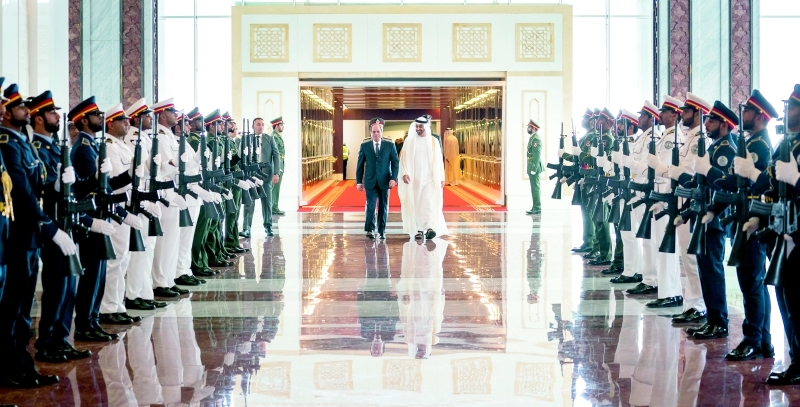 "■ محمد بن زايد خلال استقباله الرئيس المصري في مطار الرئاسة | تصوير: حمد الكعبي وراشد المنصوري"