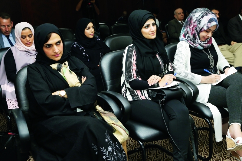 "■ جمهور من الأدباء والمثقفين والإعلاميين في جلسات الملتقى"