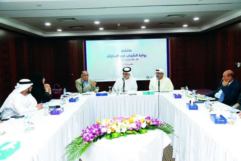 "■ حبيب غلوم يتوسط إبراهيم الهاشمي وعبد الفتاح صبري أثناء الجلسة الأولى | تصوير: غلام كاركر"