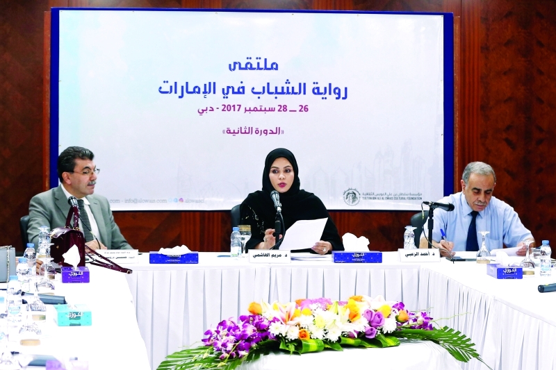 "مريم الهاشمي تتوسط حسين درويش وأحمد الزعبي خلال الجلسة الأولى"