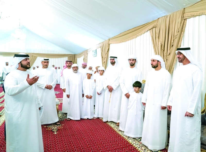 "■ محمد بن زايد يستمع لقصيدة من أحد الشعراء خلال حضوره مجلس العزاء"