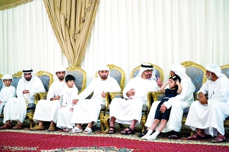 "■ محمد بن زايد خلال تقديم واجب العزاء لأسرة الشهيد خالد الشحي بحضور محمد البواردي    |   تصوير: محمد الحمادي وراشد المنصوري"