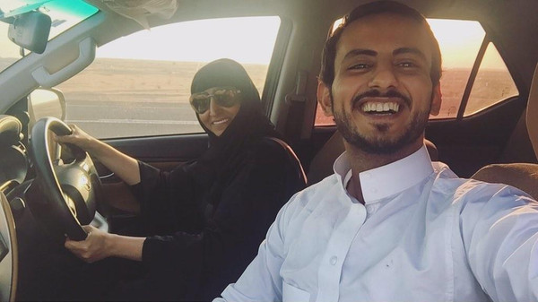 أول "سيلفي" لسعودية تقود سيارتها
