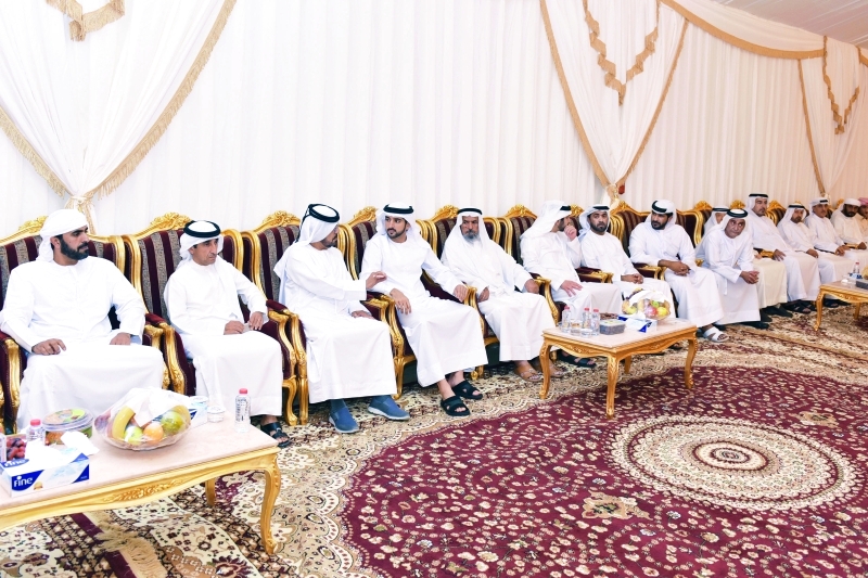 "حمدان ومكتوم بن محمد خلال تقديمهما العزاء بحضور سعيد بن مكتوم تصوير محمد هشام"