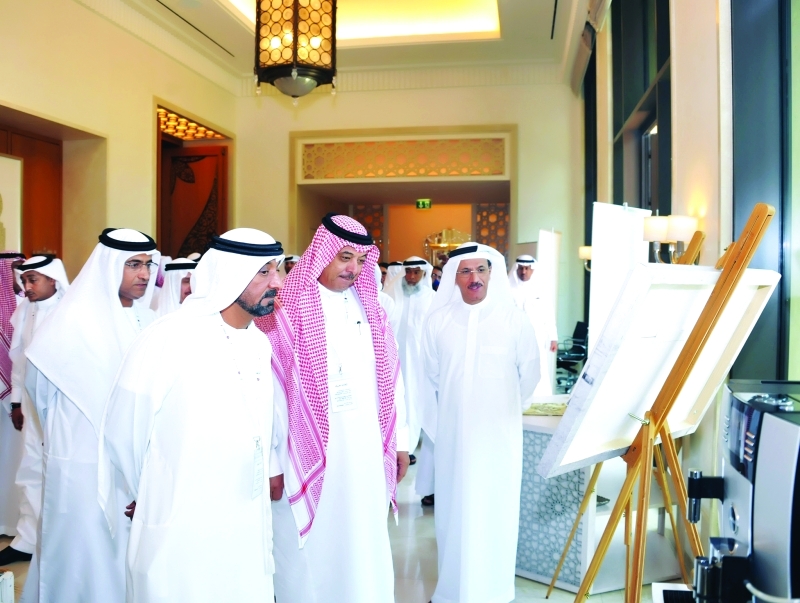 "سموه يطلع على اللوحات المعروضة على هامش الخلوة"