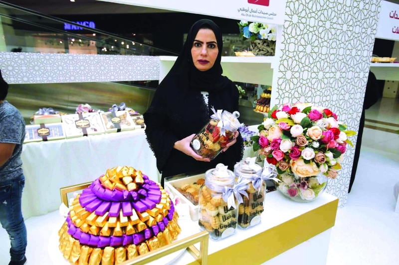 "نصرة النعيمي تتفنن في تقديم أنواع الشوكولاته | تصوير : عمران خالد"