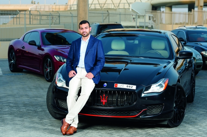 "■ عبد العزيز النهدي مع سيارته المازيراتي"