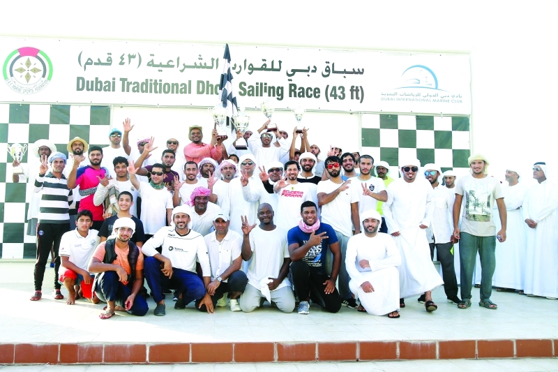 "مسؤولو النادي واللجنة المنظمة مع النواخذة الفائزين | البيان"