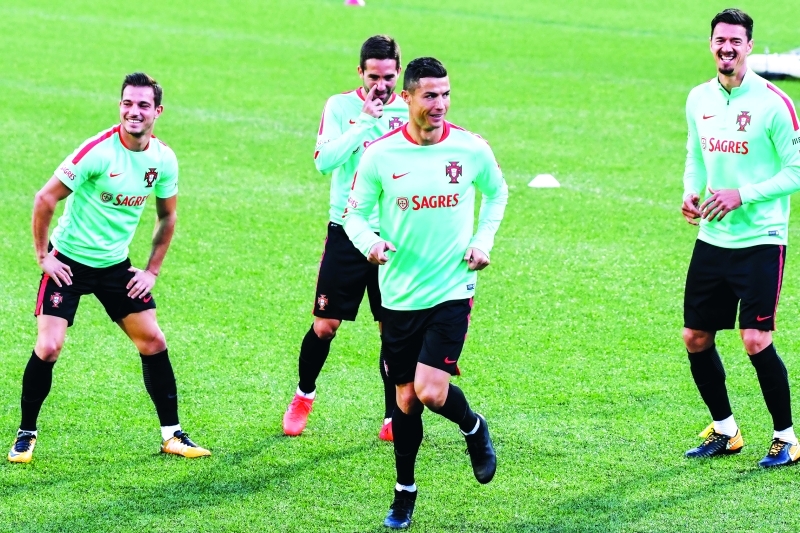 "■ كريستيانو رونالدو خلال تدريبات منتخب البرتغال | أ ف ب"