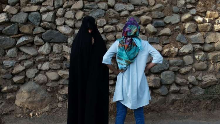 امرأة تجمع بين 3 أزواج لمدة 5 سنوات