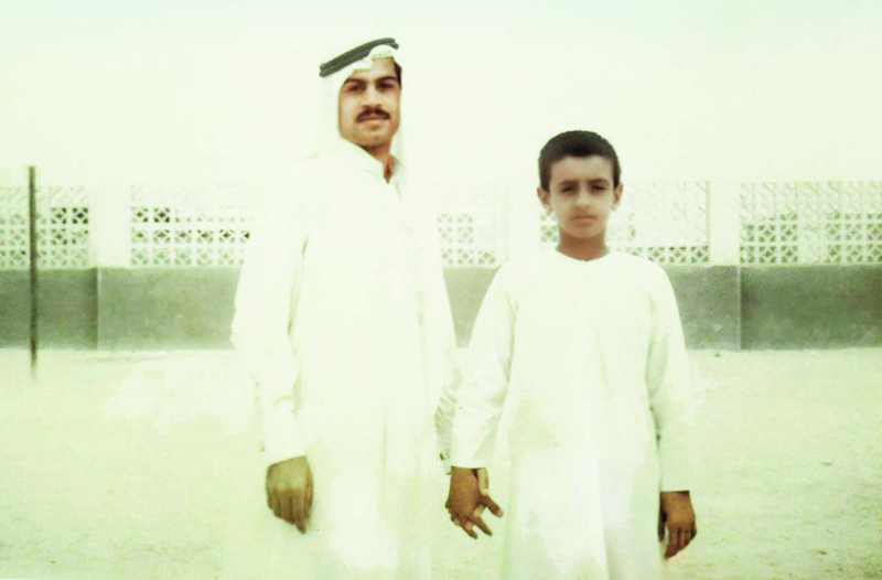 "محمد بن زايد مع أستاذه أحمد مندي في مدرسة الكندي 1971 | من المصدر"